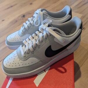 Nike Men's Low-Top Sneakers in White and Black Swoosh